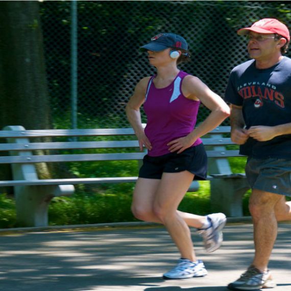 By Ed Yourdon - Wikimedia Commons, CC BY-SA 2.0,https://commons.wikimedia.org/wiki/File:Jogging_couple.jpg