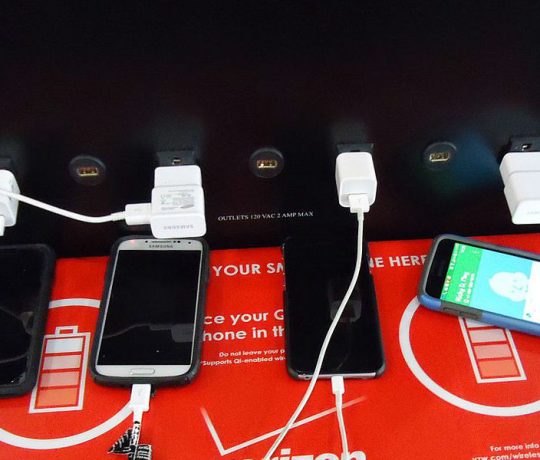 Image Credit:Wikimedia Commons - User:Tomwsulcer - Find the original image at https://commons.wikimedia.org/wiki/File:Phone_charging_station_at_Newark_airport.JPG